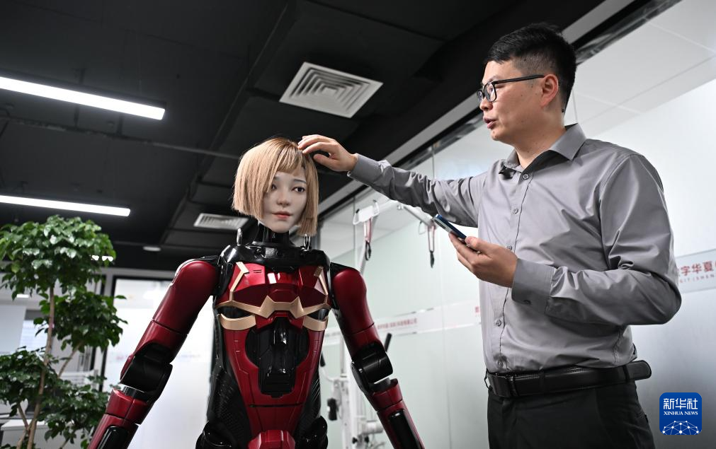 在數(shù)字華夏（深圳）科技有限公司，工作人員展示人形機器人夏瀾（3月27日攝）。