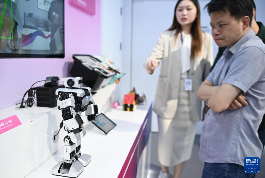 在深圳優(yōu)必選科技股份有限公司的展廳，觀眾觀看教育機器人產(chǎn)品（3月26日攝）。