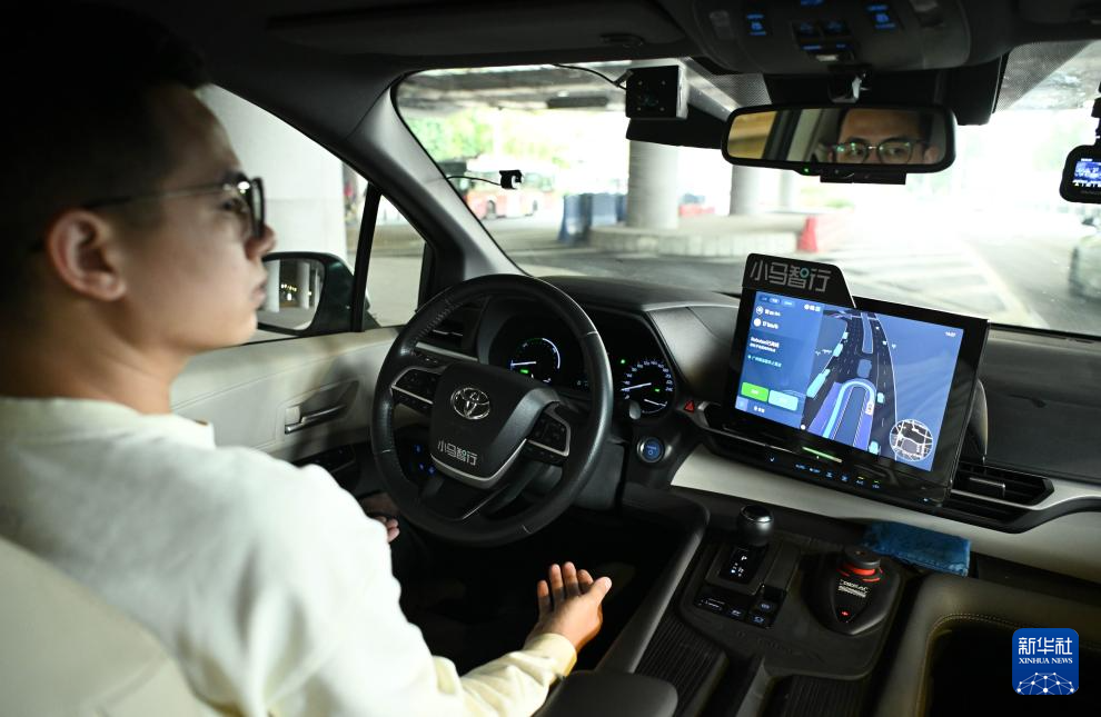 在廣州塔的停靠點，配備有安全員的小馬智行自動駕駛示范運營專線出租車自主轉(zhuǎn)向（3月11日攝）。