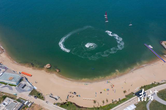 游客在海灘玩耍。 游客在海灘玩耍。