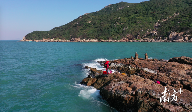 游客在桂山島海釣。 游客在桂山島海釣。