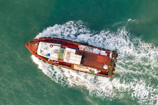 船在海上行駛。 船在海上行駛。