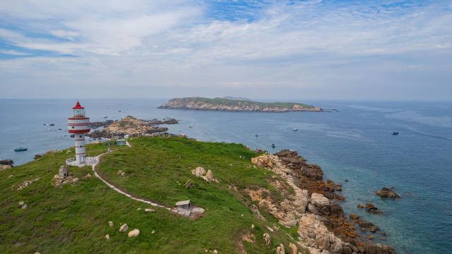 汕頭南澳縣澎湖列島國家級自然保護區，藍天碧水相映成趣。石磊 攝