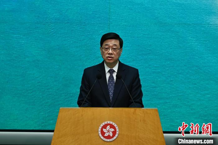 5月6日,香港特區(qū)行政長(zhǎng)官李家超出席行政會(huì)議前會(huì)見媒體時(shí)宣布,他將于5月10日率團(tuán)前往卡塔爾和科威特訪問。 中新社記者 李志華 攝 5月6日,香港特區(qū)行政長(zhǎng)官李家超出席行政會(huì)議前會(huì)見媒體時(shí)宣布,他將于5月10日率團(tuán)前往卡塔爾和科威特訪問。 中新社記者 李志華 攝