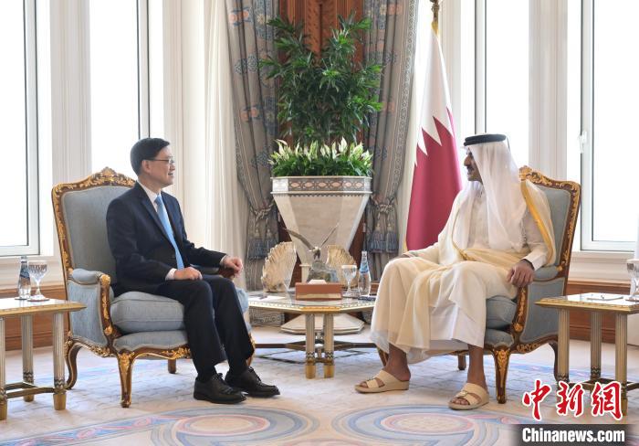 5月11日,香港特區行政長官李家超率領香港與中國內地企業商貿代表團展開卡塔爾訪問行程。圖為李家超(左)與卡塔爾埃米爾(國家元首)塔米姆(右)會面。(香港特區政府新聞處供圖) 5月11日,香港特區行政長官李家超率領香港與中國內地企業商貿代表團展開卡塔爾訪問行程。圖為李家超(左)與卡塔爾埃米爾(國家元首)塔米姆(右)會面。(香港特區政府新聞處供圖)