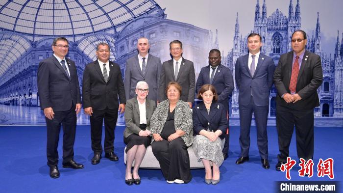 當地時間5月4日至6日，香港特區(qū)政府財政司司長陳茂波在意大利米蘭出席亞洲開發(fā)銀行理事會第58屆年會。圖為陳茂波(后排中)與與會代表合照?！?香港特區(qū)政府財政司司長網志供圖)