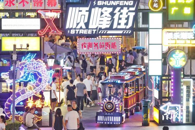 文旅產業發展,為佛山消費經濟帶來了活力。圖為順德網紅街區的熱鬧景象。戴嘉信 攝 文旅產業發展,為佛山消費經濟帶來了活力。圖為順德網紅街區的熱鬧景象。戴嘉信 攝
