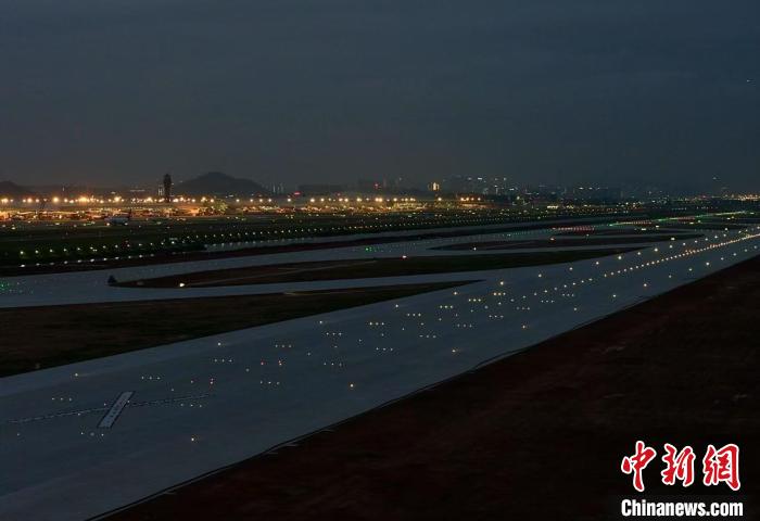 深圳機(jī)場(chǎng)三跑道助航燈光亮燈。深圳機(jī)場(chǎng)供圖