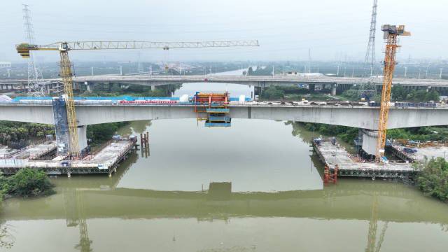 深江鐵路江門段跨江門水道連續(xù)梁施工現(xiàn)場。