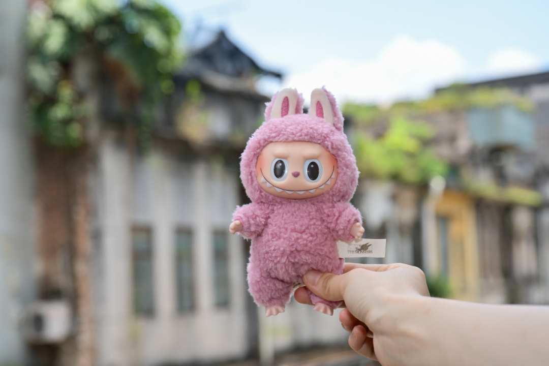 網友攜LABUBU打卡東莞石龍騎樓。