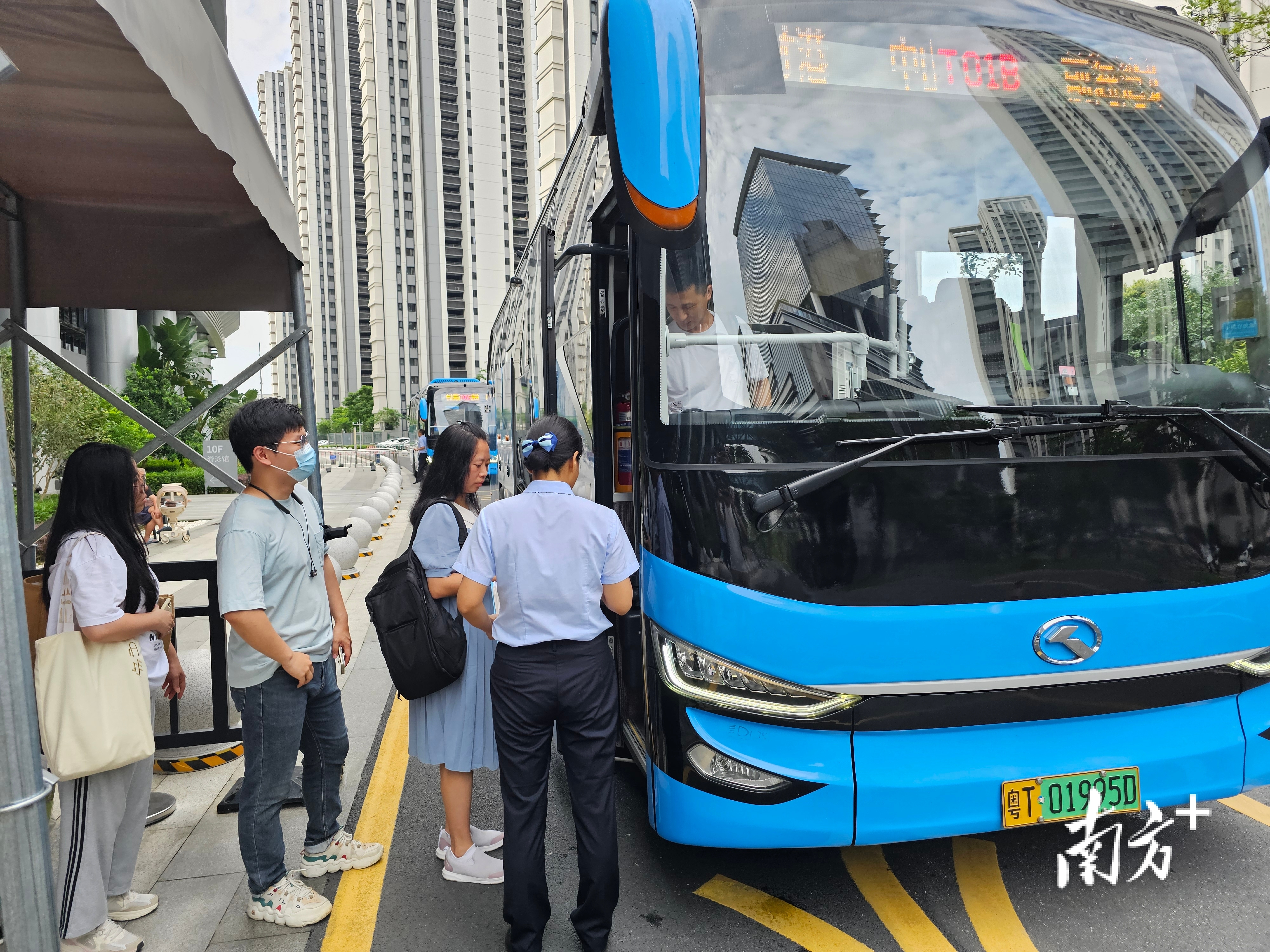  乘客在深中跨市公交中山國際人才港站乘坐班車前往深圳。圖源：南方＋