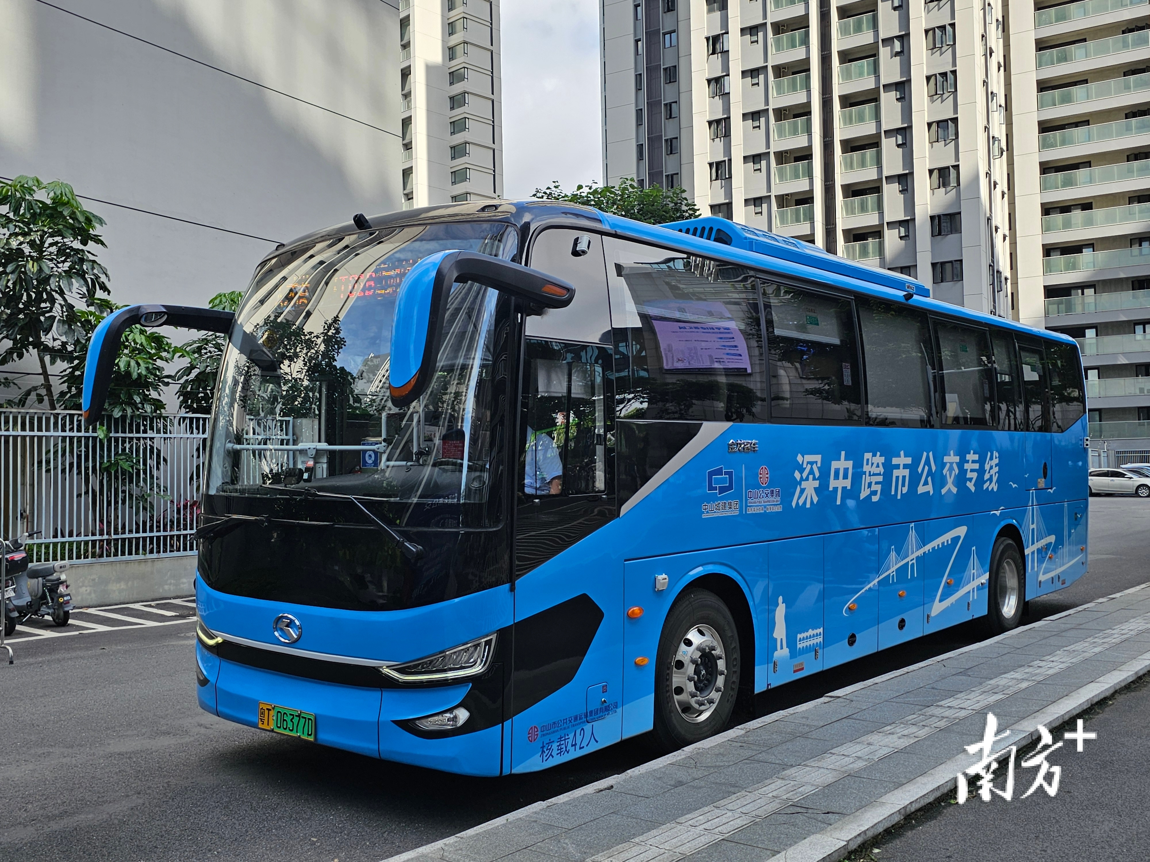  深中跨市公交班車從中山國際人才港站開出。圖源：南方＋