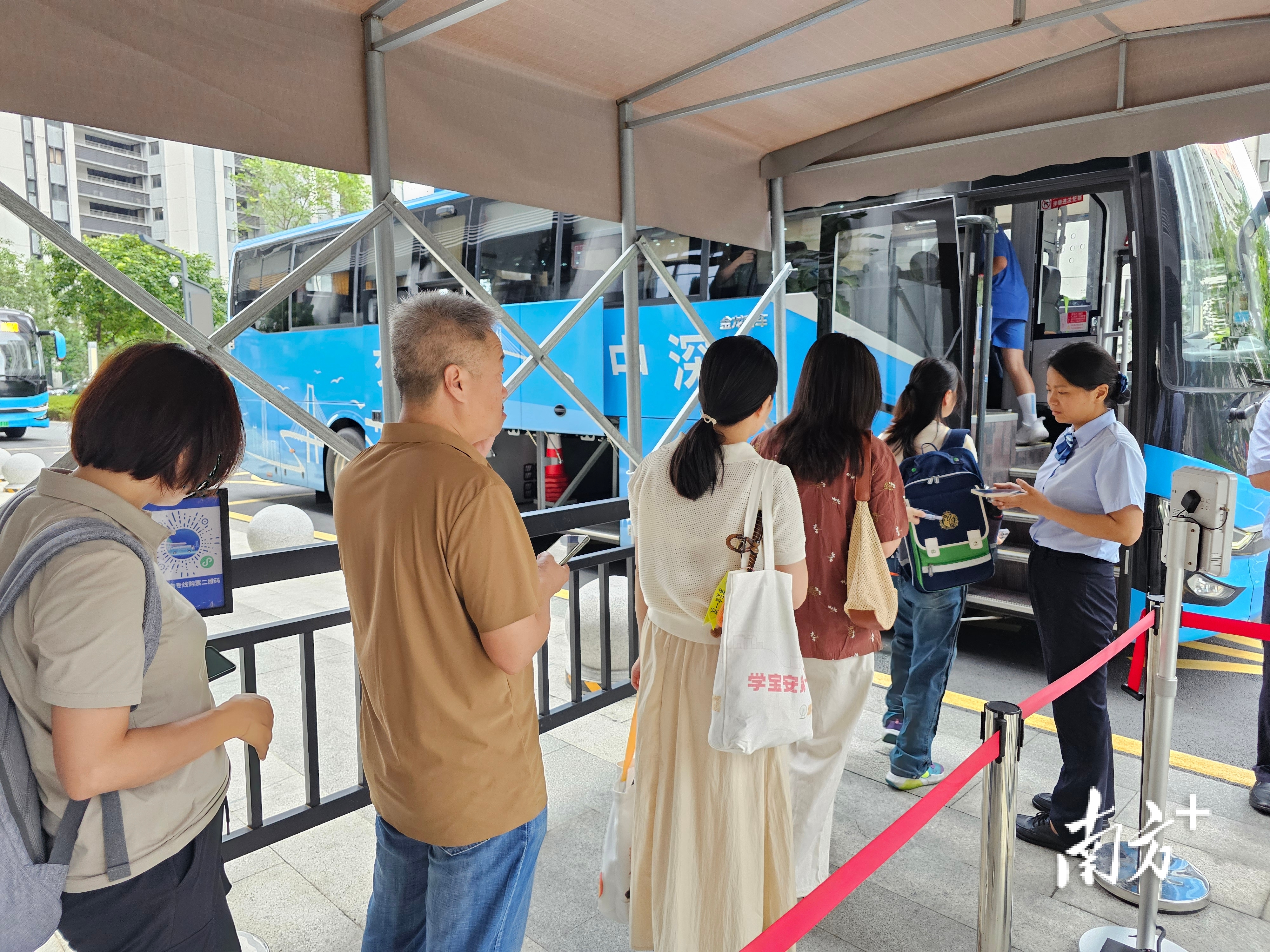  乘客在深中跨市公交中山國際人才港站乘坐班車前往深圳。圖源：南方＋