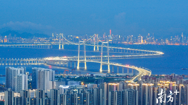 深中通道，宛如一條巨龍橫臥在伶仃洋上