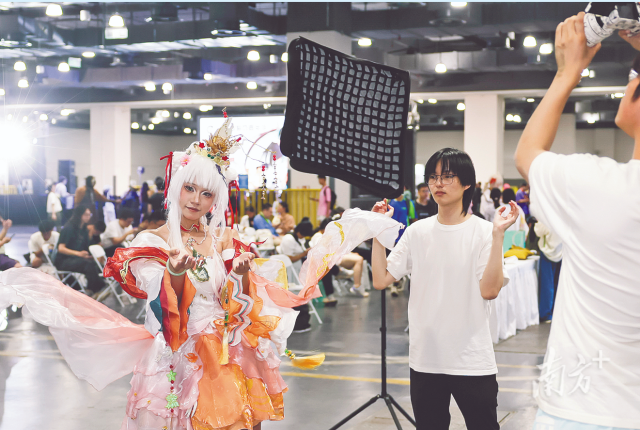 2025年中國國際動漫游戲博覽會,扮裝者在攝影區拍攝。新華社發 2025年中國國際動漫游戲博覽會,扮裝者在攝影區拍攝。新華社發