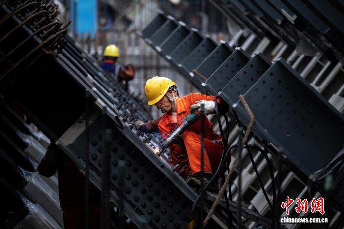 施工人員穿著長袖長褲，在錨碇狹窄空間內(nèi)安裝錨桿。郝笑天 攝