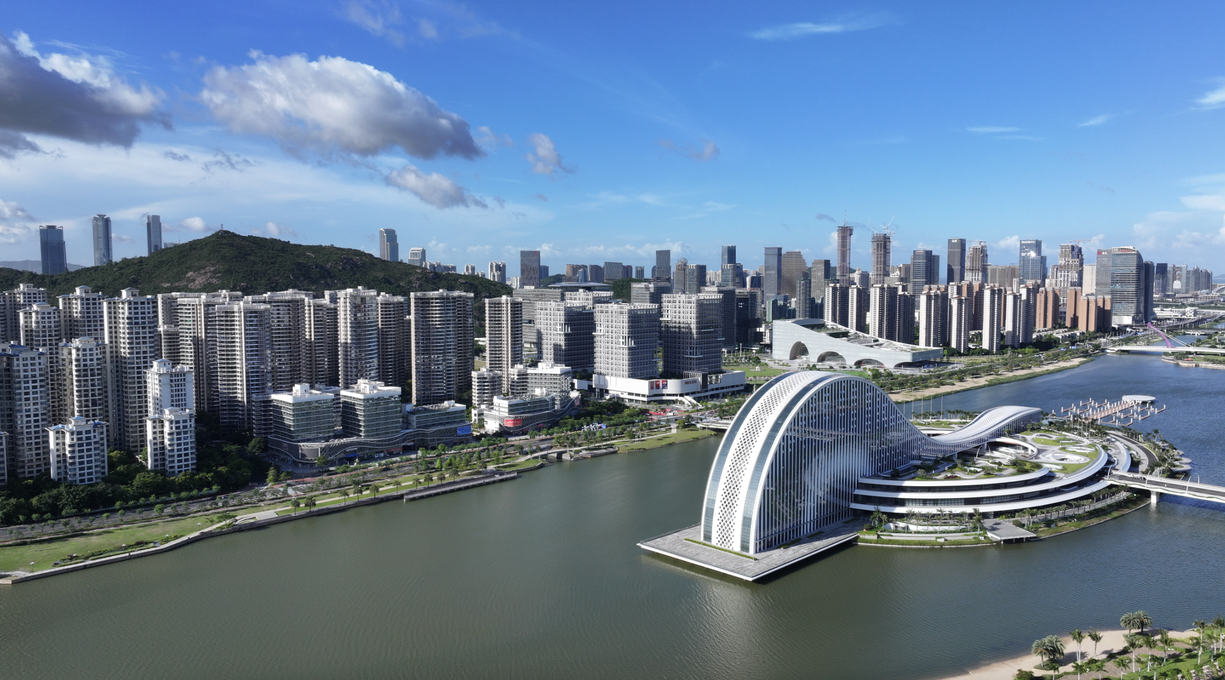 靜臥于河面上的“橫琴之心”天沐琴臺,正著力打造未來城市景觀視覺中心。 靜臥于河面上的“橫琴之心”天沐琴臺,正著力打造未來城市景觀視覺中心。