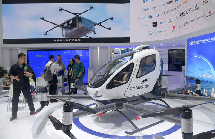 這是在珠海航展上展示的億航智能EH216-S無人駕駛載人航空器（2024年11月13日攝）。新華社記者 盧漢欣 攝