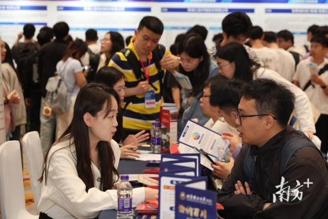 招聘現(xiàn)場(chǎng)，求職者們與廣東企業(yè)招聘人員正在積極互動(dòng)。
