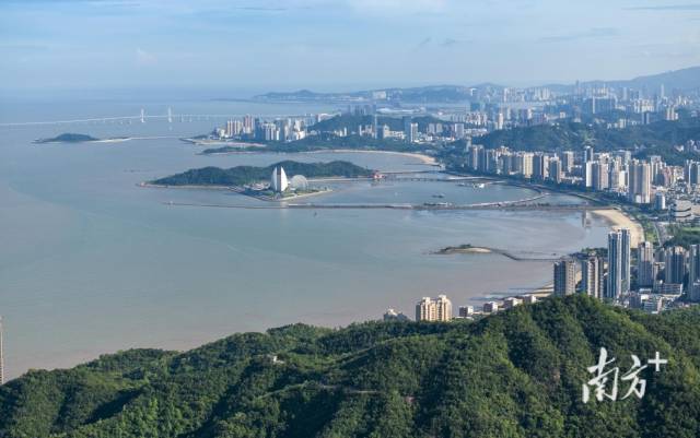 從珠海鳳凰山遠眺珠海主城區。