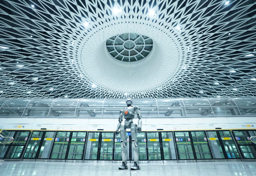 圖為眾擎機器人。 圖為眾擎機器人。深圳目前擁有5.11萬家機器人相關企業,數量穩居全國首位。廣州著力打造全場景“機器人之城”,2024年服務機器人產量同比增長22%。東莞市裝備制造業產值達5000億元,機器人生產制造企業近4700家。聚焦到產品,大灣區產的機器人也火到國外,眾擎機器人的一款身高一米三左右的雙足機器人,被網友稱為“走路最像人”的機器人,未來會在商業、交通、康養等各方面落地應用。