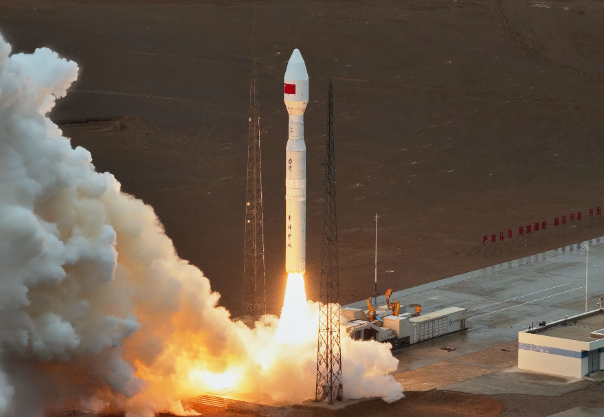 圖為力箭一號遙七運載火箭在東風商業航天創新試驗區發射升空。 圖為力箭一號遙七運載火箭在東風商業航天創新試驗區發射升空。6月11日力箭二號液體運載火箭一級動力系統試車任務在中科宇航液體動力系統試驗中心取得圓滿成功。5月21日力箭一號遙七運載火箭發射升空。這些試驗折射出粵港澳大灣區商業航天產業蓬勃發展的強勁勢頭。