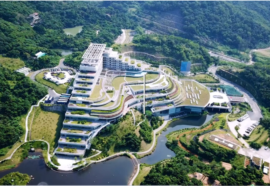 圖為深圳國家基因庫。 圖為深圳國家基因庫。大灣區建好用好合成生物、國家基因庫等設施,打造國家生物制造產業創新中心,有利于大灣區融入國家發展大局。深圳國家基因庫是服務于國家戰略的重大科技基礎設施之一,主要存儲生物資源和基因數據、讀取遺傳信息。現存有植物標本資源842種、微生物資源7969種、動物資源58種,能夠有效保護、開發、利用遺傳資源,支撐生命科學研究和生物產業創新發展。