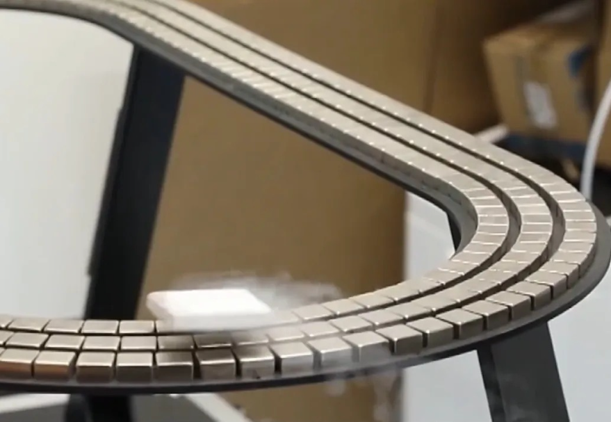 圖為懸浮在軌道上的高溫超導材料。 圖為懸浮在軌道上的高溫超導材料。2025年2月18日,南方科技大學校長薛其坤院士領銜的南方科技大學、粵港澳大灣區量子科學中心與清華大學聯合組成的研究團隊在常壓環境下實現了鎳氧化物材料的高溫超導電性,這一發現為解決高溫超導機理的科學難題提供了全新突破口。