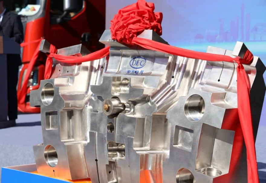 圖為國際熱核聚變實驗堆(ITER)計劃的包層屏蔽模塊。 圖為國際熱核聚變實驗堆(ITER)計劃的包層屏蔽模塊。國際熱核聚變實驗堆(ITER)計劃,又稱“人造太陽”計劃,中國承擔了關鍵部件的研制任務。2024年11月,該計劃的首批重要的模塊由廣州南沙發往法國。可控核聚變具有無限、經濟、清潔等諸多優點,是解決能源及環境問題的重要途徑之一。