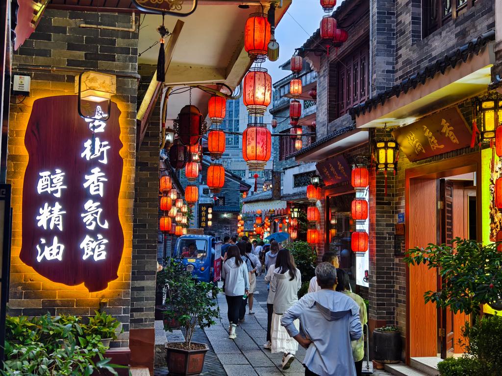 位于廣東東莞寮步鎮的牙香街，濃厚的嶺南風格吸引不少外地游客前來參觀游覽。新華社發（易建攝）