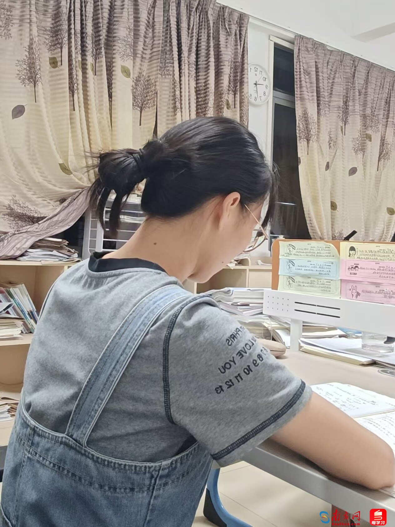周麗紅在工位上備課。受訪者供圖