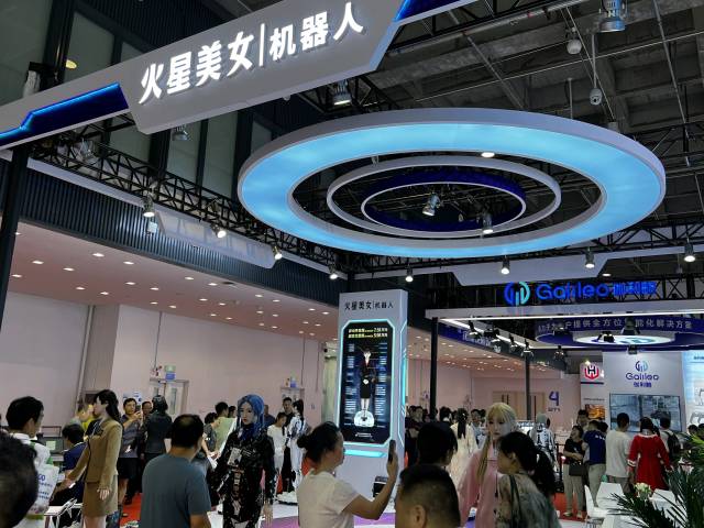 不少機(jī)器人企業(yè)現(xiàn)場公布售價(jià)