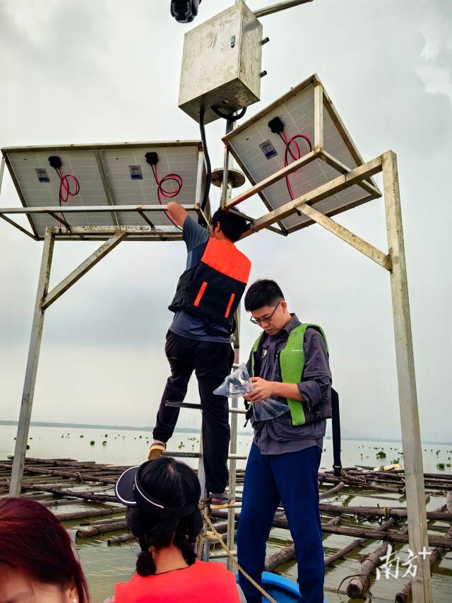 周海超（綠背心）在安裝監測設備