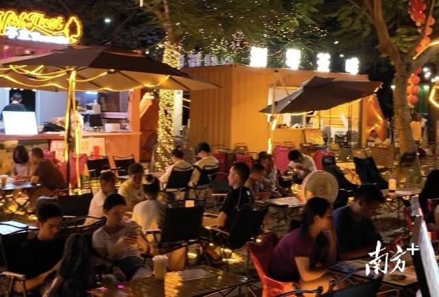 入夜后，夜市人氣滿滿。梁潔 攝