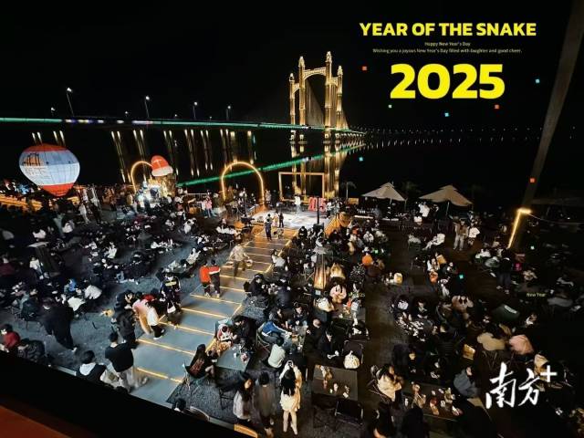 夜幕下的橋下咖啡營(yíng)地。受訪者供圖