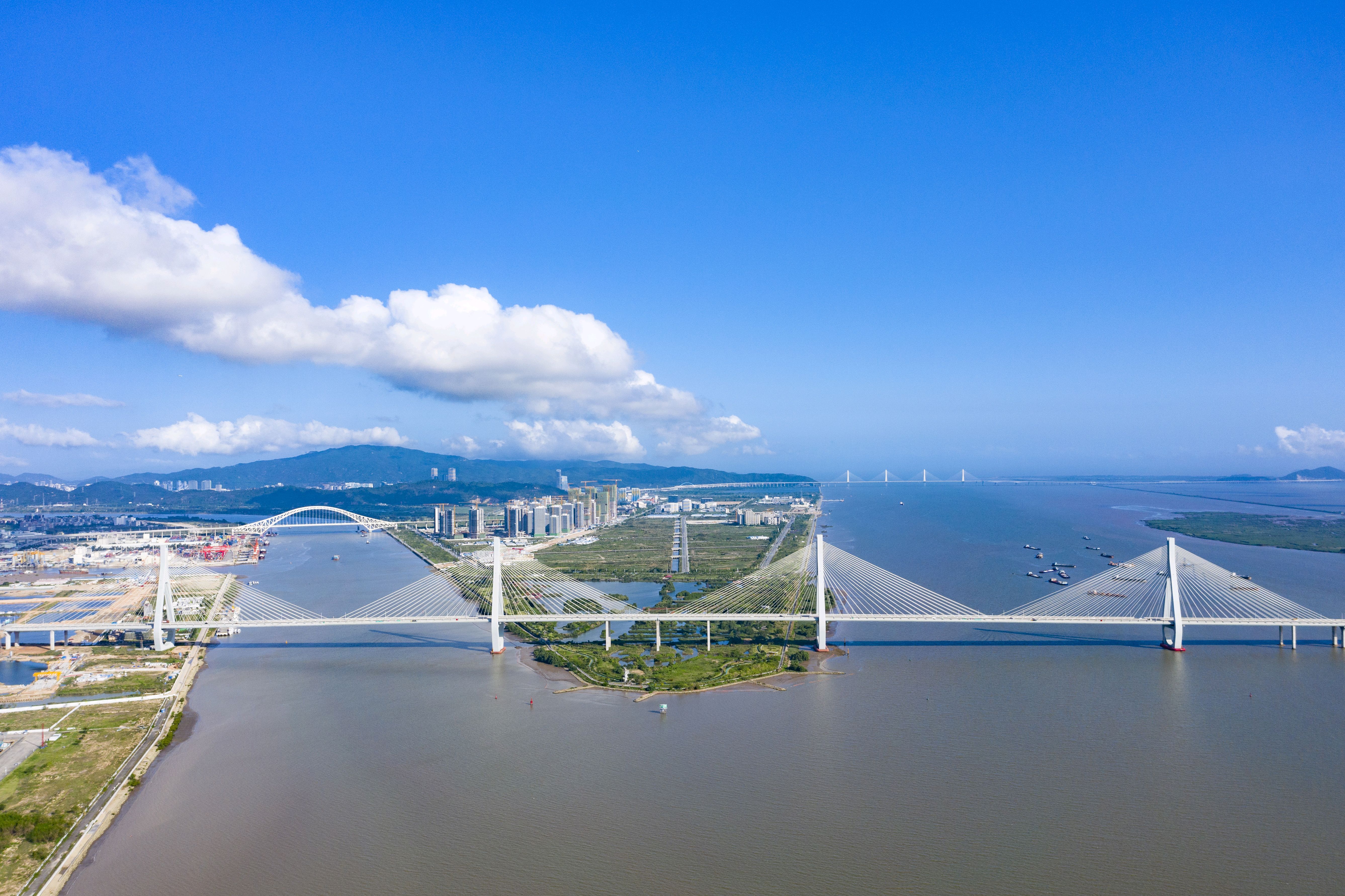 珠海金灣地處港珠澳大橋西延線之上，也是“港車北上”向西的第一站。圖為連接珠海東西的洪鶴大橋。