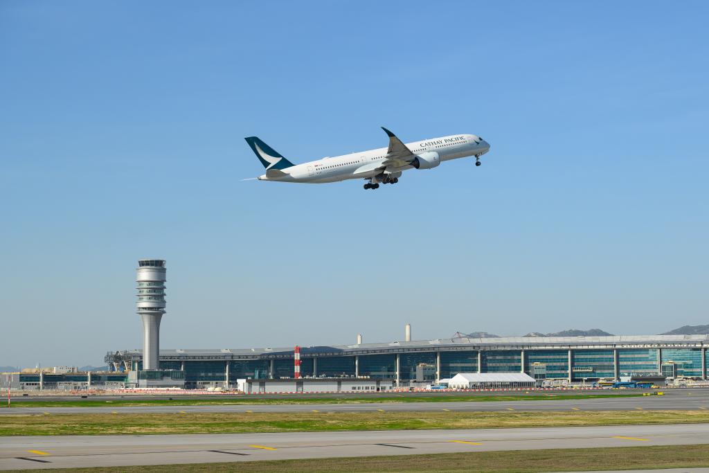 香港國際機場三跑道系統正式啟用后，一架飛機從中跑道起飛（2024年11月28日攝）。新華社發
