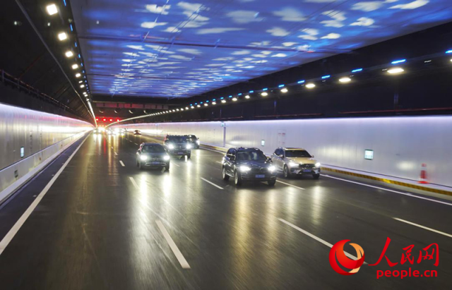 2024年6月30日，車輛通過“世界首例雙向八車道海底沉管隧道”深中通道海底隧道。人民網 樸馨語攝