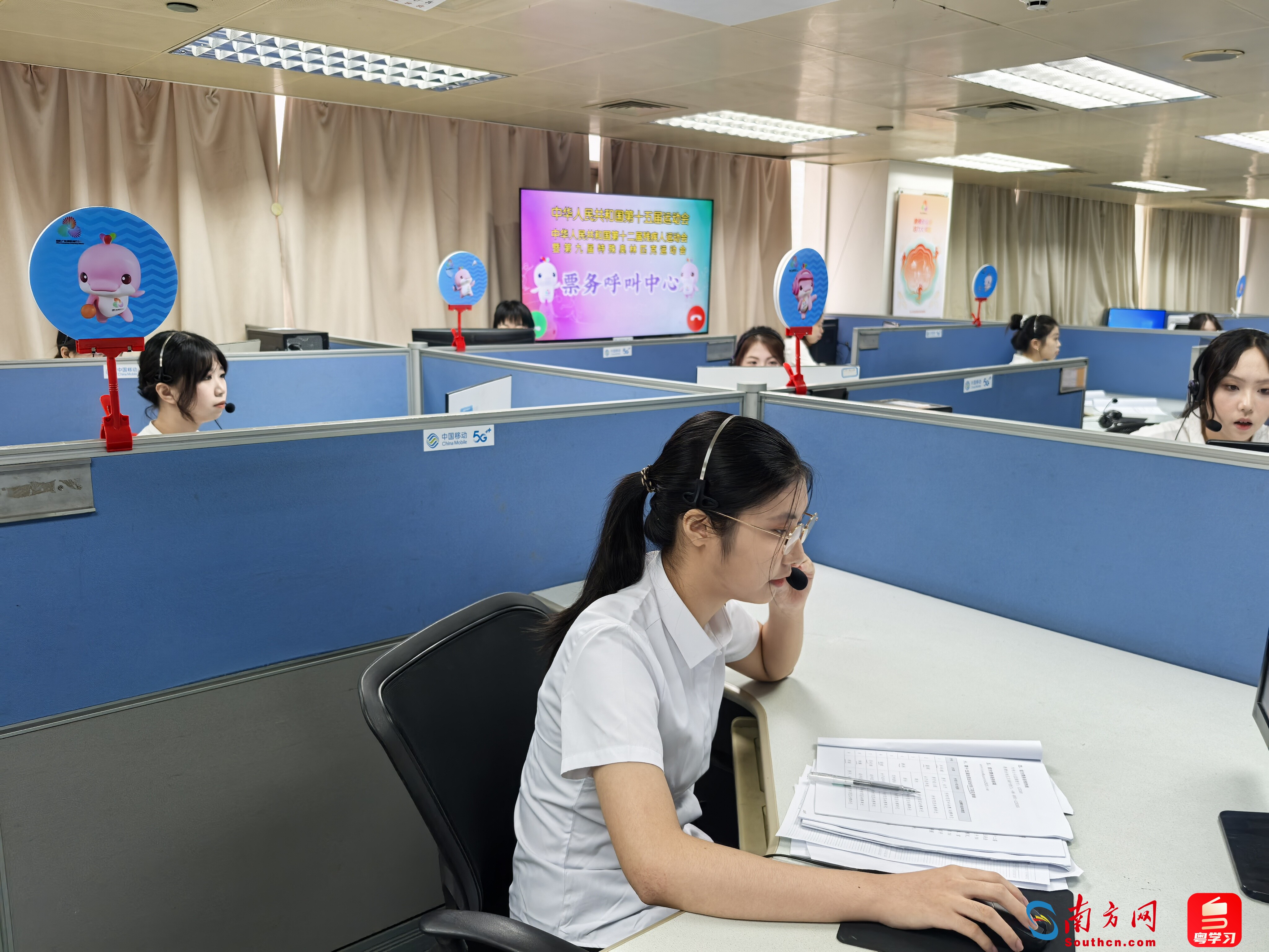 在十五運(yùn)會(huì)和殘?zhí)貖W會(huì)票務(wù)呼叫中心，工作人員正在接聽公眾來電
