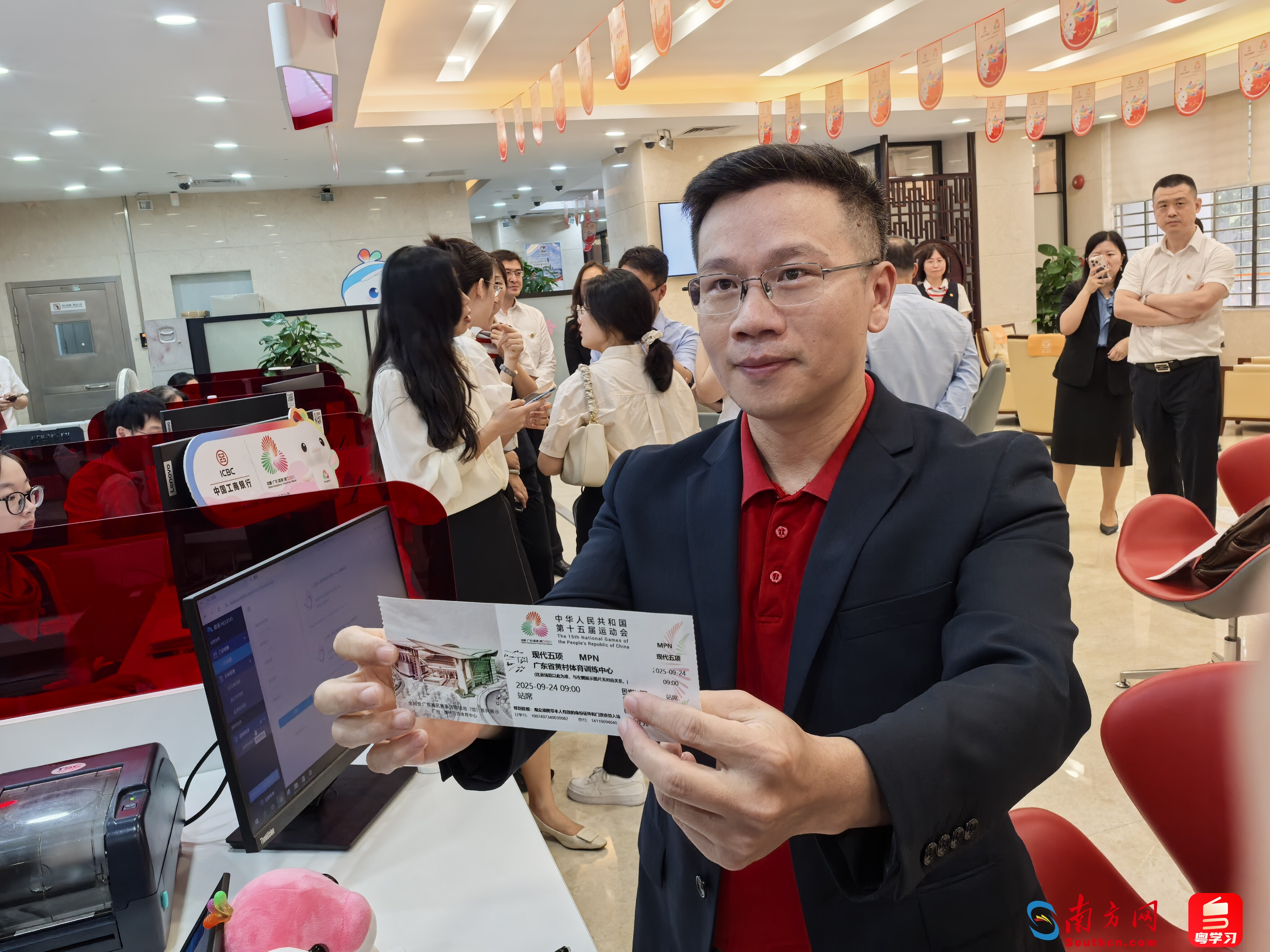 市民陳先生成為本屆全運(yùn)會(huì)“首批購票者”