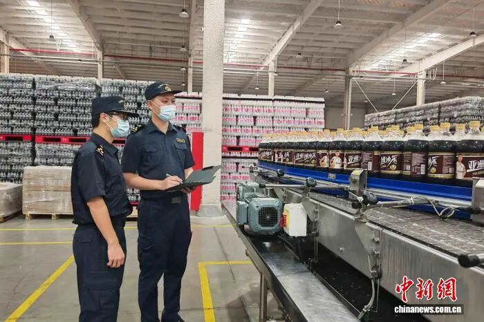 廣州海關所屬肇慶海關關員對即將出口的飲料進行監管。廣州海關供圖