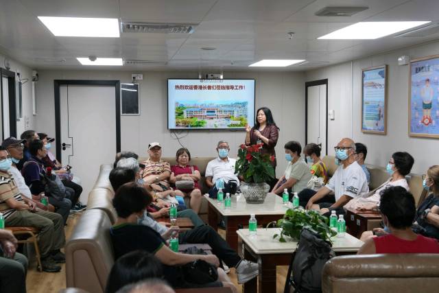 香港長者在惠州市中心人民醫(yī)院交流香港長者醫(yī)療券的使用事宜。 