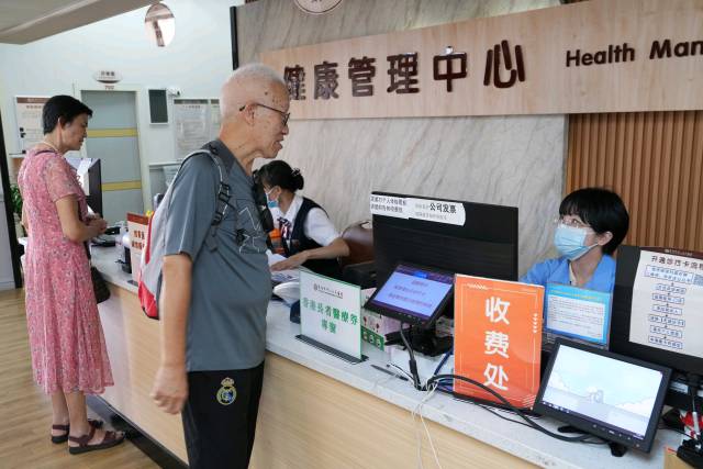 近日，香港長者來到惠州市中心人民醫(yī)院參觀體驗(yàn)，交流香港長者醫(yī)療券的使用事宜。 