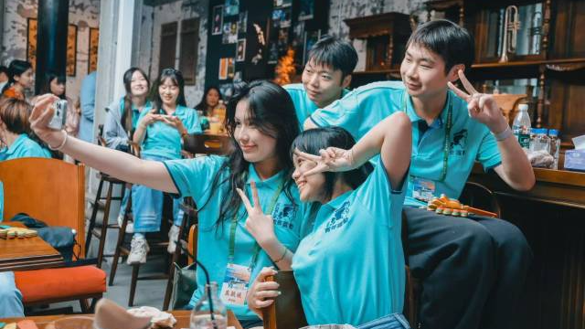 港澳青年在珠海參訪交流、深化情誼。