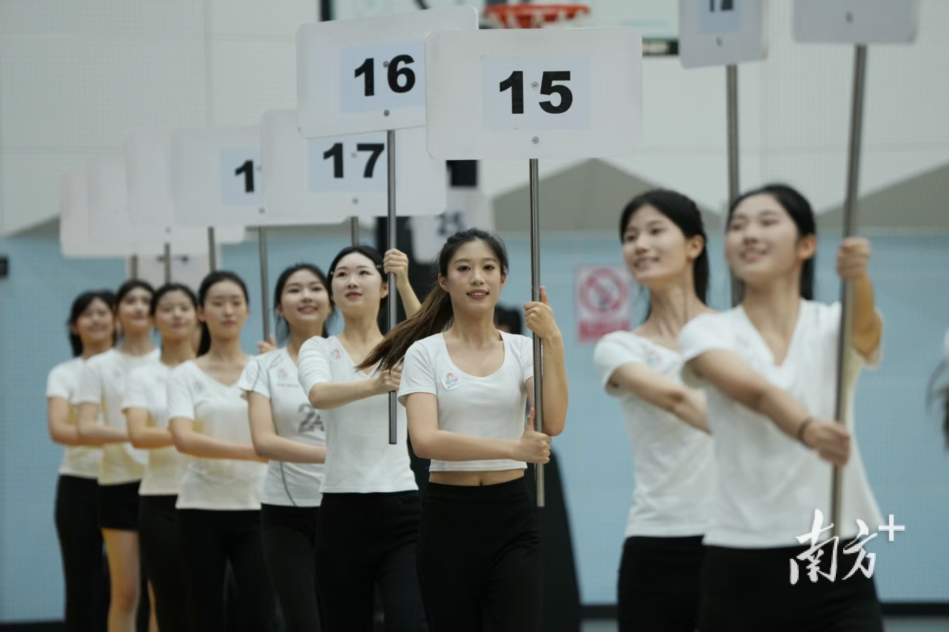 幾十名來自廣東各個高校的演員，在老師指導(dǎo)下進(jìn)行排練。