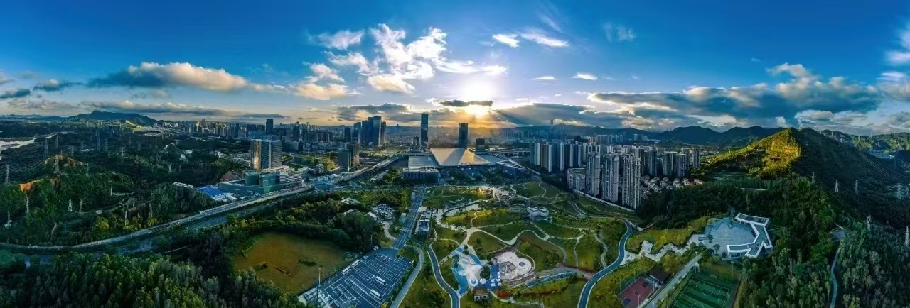 晨曦中的北站國際商務(wù)區(qū)大氣磅礴，安詳而寧靜。