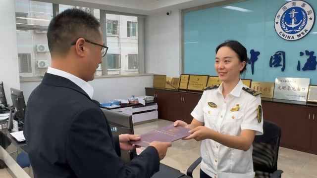 國際航行汽車運輸船“長泰鴻”輪近日僅用1小時便辦結原本需20余天的船舶轉籍 國際航行汽車運輸船“長泰鴻”輪近日僅用1小時便辦結原本需20余天的船舶轉籍