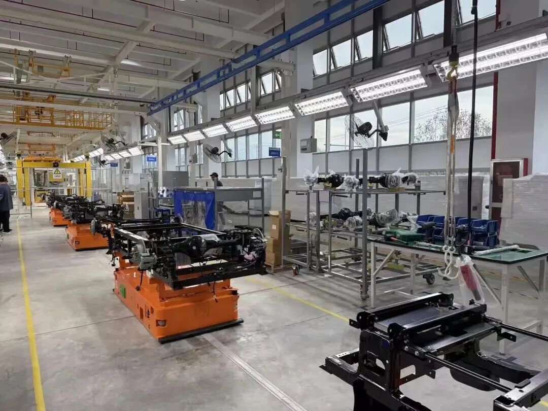 廠家正在生產組裝無人物流車。