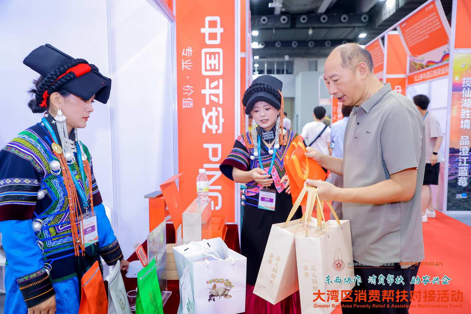 活動現場的工作人員正在向有意向的人介紹具體內容。