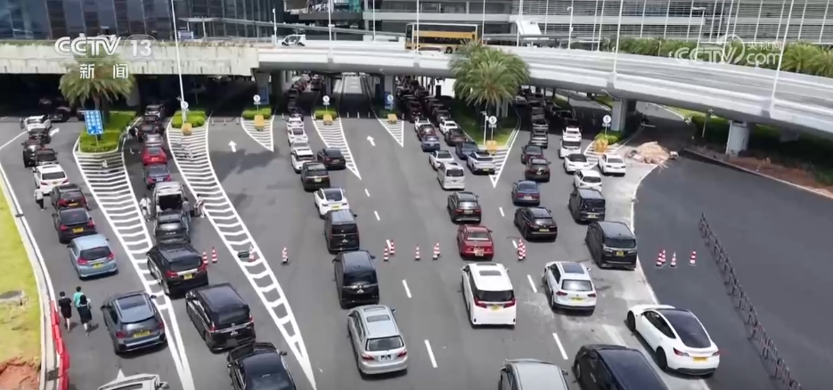 大批港澳居民自駕“北上”赴內地旅游購物。